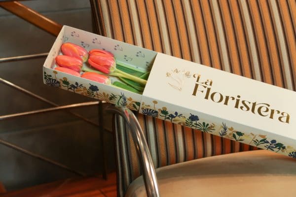 la floristera 6 tulipanes en caja 4 scaled